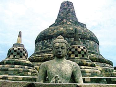9. Pada gambar di samping disajikan bangunan Candi Borobudur yang terletak di Magelang, Jawa Tengah. Di tengah candi tersebut terdapat stupa utama.
