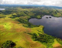 Gambar 2. Panorama Danau Yamur di Papua Barat (http://www.jayanjayan.