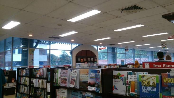 Gambar 3.25 Pencahayaan alami dan buatan di toko buku Gramedia, Surakarta b.