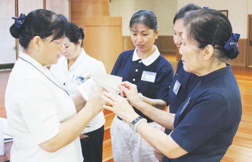 Fang Mei Lun, guru Tzu Chi Taiwan mendampingi para guru Sekolah Cinta Kasih Tzu Chi Cengkareng tentang metode pembelajaran di sekolah.