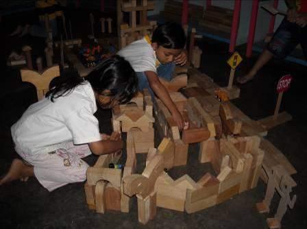 Anak laki-laki dan perempuan TK Besar sedang bekerjasama membangun kota menggunakan bolak pada hari kamis, 12 Juni 2008.