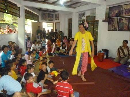 Anak dan guru sedang berkegiatan di rumah Didi Nini Towok penari Yogyakarta yang mengharukan negara Indonesia di kanca Internasional pada hari jumat, 15 November 2013.