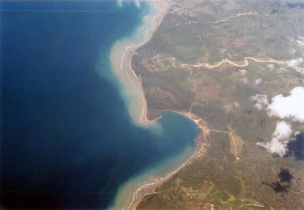 Seram bagian timur, difoto dari udara, September 2002).