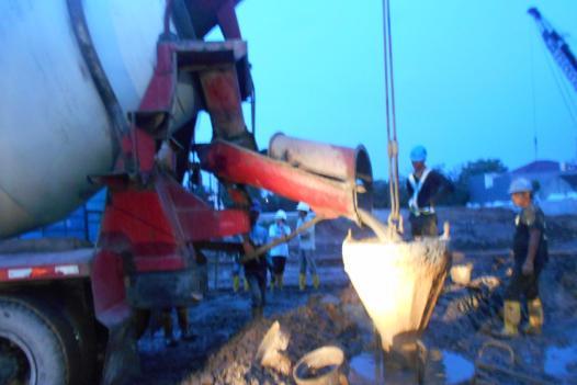 23. Pouring Concrete Lakukan penuangan beton secara perlahan sampai polymer yang ada dalam galian mengalir keluar Gambar 5.27 Pouring Concrete 24.