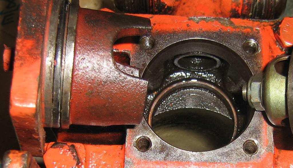Lakukan pemeriksaan valve sekaligus lakukan pembersihan kerak-kerak pada valve. Untuk kerusakan valve plate ada beberapa kasus sebagai berikut.
