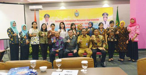 Delegasi Konferensi Internasional Ijeck Berangkatkan Mahasiswa ke Korsel iskandar z siahaan Bakal calon (balon) Wakil Gubernur Sumatera Utara (Wagubsu) Musa Rajekshah membantu pemberangkatan Atika