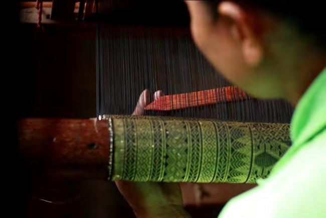 dimulai. Istilah menyongket berarti menenun dengan benang emas dan perak. Penenun biasanya dari desa, tidak mengherankan bahwa motifmotifnya pun dipolakan dengan hewan dan tumbuhan setempat.