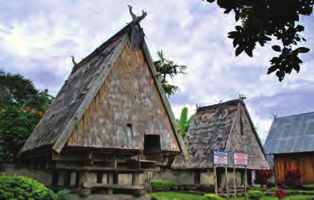 Perhatikan beberapa gambar rumah adat di Indonesia berikut. 2. Tuliskan nama provinsi asal setiap gambar rumah adat. 3. Tuliskan keunikan yang terlihat pada setiap rumah adat. 4.
