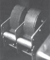 Sebuah kapasitor terdiri atas keping-keping logam yang disekat satu sama lain dengan isolator. Isolator penyekat disebut zat dielektrik.