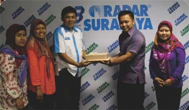 Tim Humas ITS berkunjung ke kantor redaksi Harian Radar Surabaya di Graha Pena lantai IV untuk memberikan ucapan
