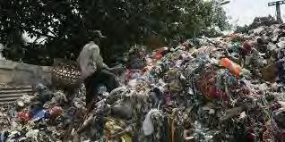 Gambar 1.1. Tempat Penampungan Sampah Konsep 3R yaitu a. Mengurangi produksi sampah (reduse). b. Menggunakan kembali sampah yang ada ( reuse ). c. Mengubah sampah menjadi barang baru. ( recycle ).