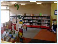 berukuran besar ini dimaksudkan agar anak-anak yang mengunjungi ruangan tersebut bisa mendengarkan cerita dari salah satu petugas perpustakaan. Fasilitas yang disedia untuk ruang baca anak adalah : 1.