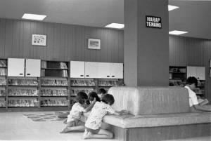 perpustakaan tersebut tidak merasa khawatir akan permainan yang disediakan oleh perpustakaan. Suasana lain dari ruang baca anak Suasana Perpustakaan Anak Taman Ismail Marzuki 4.