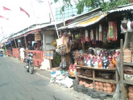 7 Penertiban Pedagang di Jl Nusa Ditata l Peliput: Chotim Penataan pedagang di Kramatjati, seperti di Jl Nusa, mendesak.