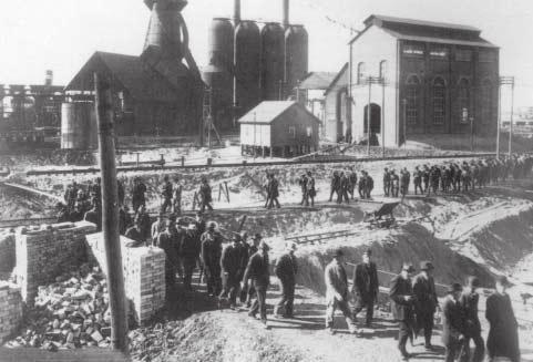 Broken Hill Proprietary Company Gambar 7.3 Pabrik baja pertama di Australia Sayangnya, pada tahun 1930 ekonomi dunia terpuruk ke dalam depresi yang besar.