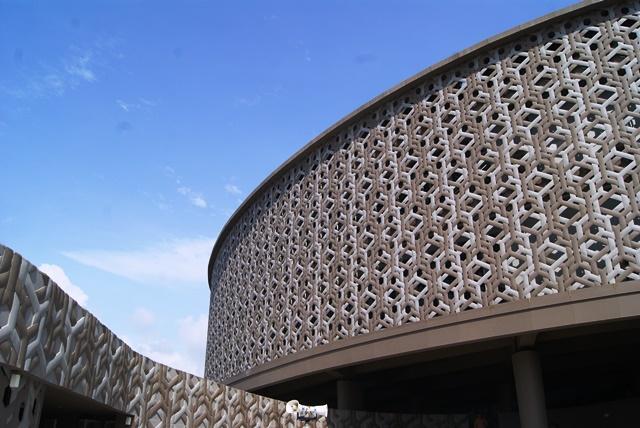 3 Wisma Darmala Jakarta Bangunan ini dirancang oleh Paul Rudolph asal New York, Amerika pada tahun 1983-1986.