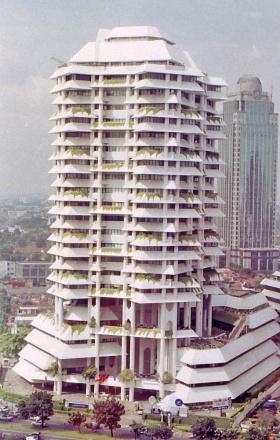 orang. Istana ini di desain dengan mengikuti konsep bangunan Tradisional Melayu Malaysia yang menggunakan atap pelana tinggi.