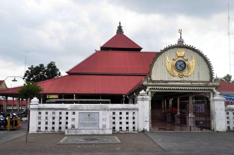 Alkulturasi Budaya Hindu-Budha Pada Arsitektur Masjid Gedhe Mataram 2. Atap Gambar 3. Atap Masjid Gedhe Sumber:http://www.kompasiana.