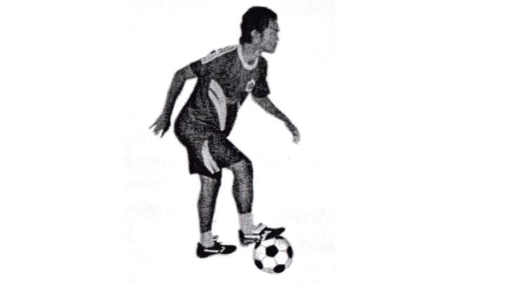 Sikap badan yang benar saat menahan bola dengan ujung telapak kaki dalam permainan sepak bola adalah