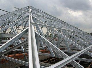 Rangka atap baja ringan terbuat dari campuran Zinc dan alumunium.