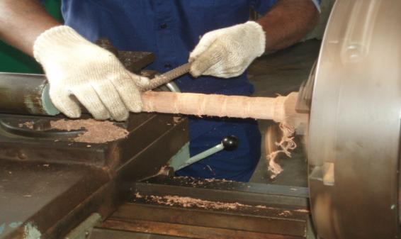 Handle Kayu Batang kayu dipotong mengikut dimensi yang ditentukan dan