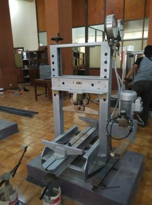 33 i. Compression Testing Machine (CTM) Compression Testing Machine dengan kapasitas 2000 kn digunakan untuk pengujian kuat desak beton.