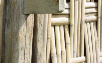 Bahan/Material Material dinding Rumah Gadang biasanya menggunakan anyaman bambu yang disebut dengan dinding tadir dan sebagian lainnya terbuat