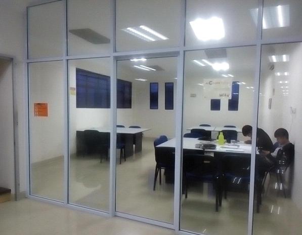Discussion Room Fasilitas Perpustakaan Ruang diskusi (discussion room) merupakan tempat berdiskusi dengan kapasitas 12 kursi dan 3 meja besar.