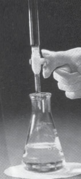 162 Kimia XI SMA Pada ph ini asam kuat tepat habis bereaksi dengan basa kuat, sehingga larutan yang terbentuk adalah garam air yang bersifat netral. Gambar 5.