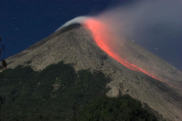 8 Letusan terakhir terjadi pada Tahun 2010 yang diperkirakan merupakan letusan terbesar sejak letusan 1872, erupsi pertama terjadi tanggal 26 Oktober 2010. Sumber : www.kompasiana.com Gambar 2.