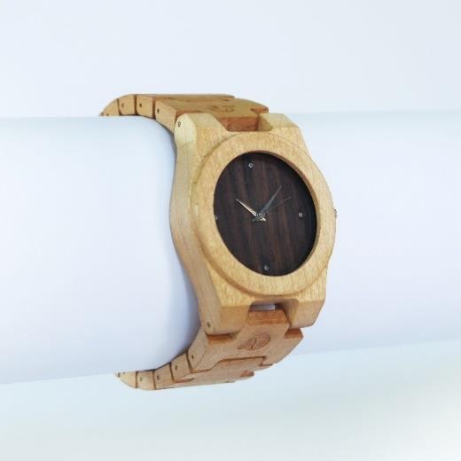 26 e. Aurora Jam tangan kayu berbentuk bulat dengan bahan baku dari kayu maple dengan harga Rp 750.000,- Gambar 6 : Telesede Wooden Watch Type Aurora Sumber : Dokumentasi Perusahaan f.