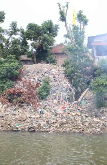 28 Gambar 2.5 Gambar keadaan pinggiran sungai sebagai Tempat Pembuangan Sampah (TPS) Sumber.