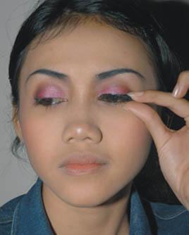 11. Pakailah bulu mata palsu agar bulu mata kelihatan lebih tebal.