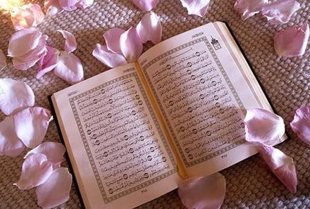 PIAGAM MADINAH Piagam Madinah telah dibuat oleh Nabi Muhammad s.a.w. pada tahun 622M bersamaan tahun pertama Hijrah, merupakan perlembagaan bertulis pertama di dunia.