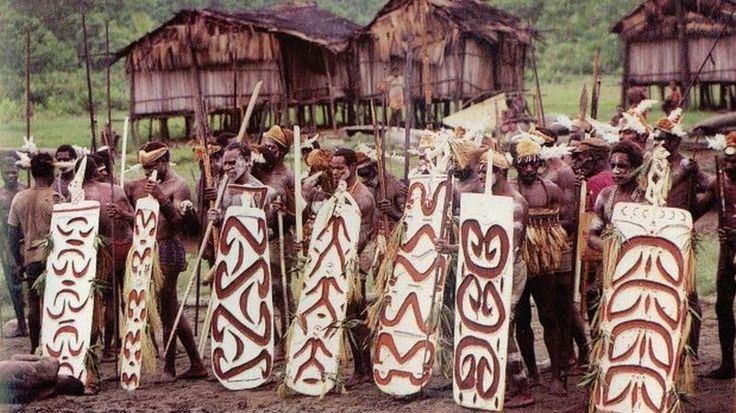 Suku yang ada di Provinsi Papua Barat yaitu Mey Brat, Arfak, Asmat, Dani, dan Sentan.