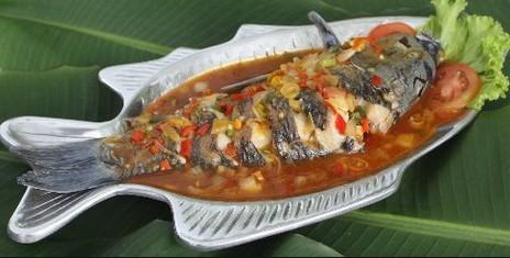 Seruit adalah makanan khas provinsi Lampung, Indonesia, yaitu masakan ikan yang digoreng atau dibakar dicampur sambel terasi, tempoyak (olahan durian) atau mangga.