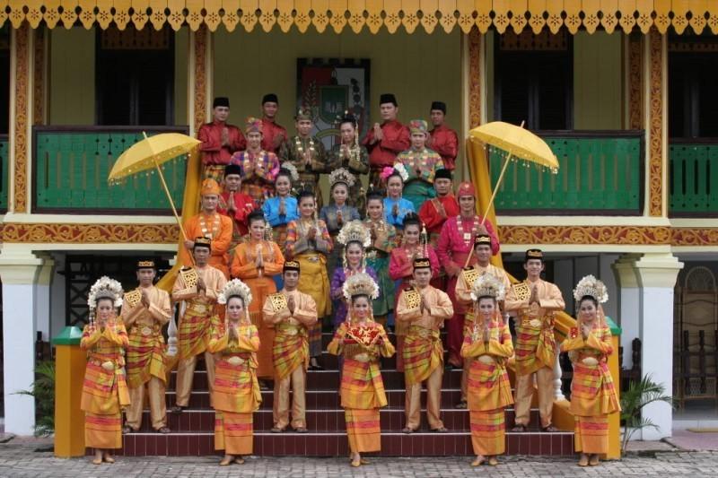 7 Suku Musi dari Sumatra Selatan Suku yang mendiami Provinsi Sumatra Selatan yaitu Melayu, Kikim, Semenda, Komering, Pasemah, Lintang, Pegagah, Rawas, Sekak