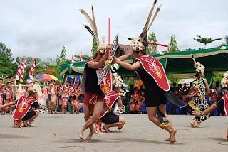 daerah lain di Indonesia Timur) Tari Lenso Tari Cakalele, adalah tari Perang Yang melukiskan jiwa