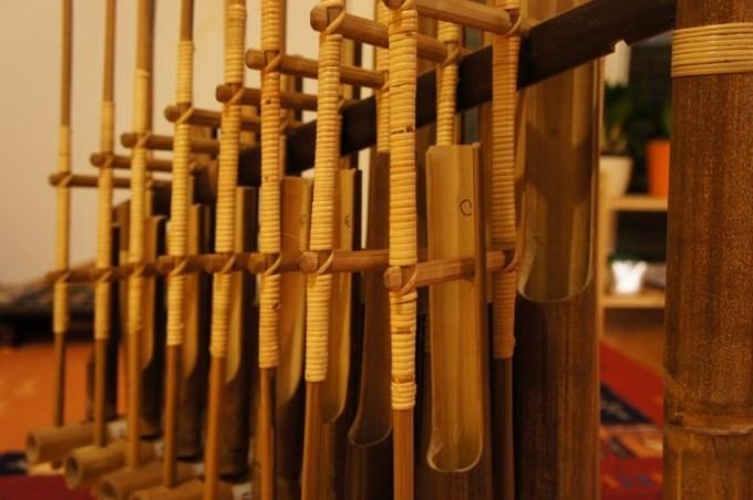 6. ANGKLUNG Angklung merupakan alat musik tradisional yang berkembang dalam masyarakat Sunda di Jawa Barat. Alat musik ini terbuat dari bambu dan dimainkan dengan cara digoyangkan.