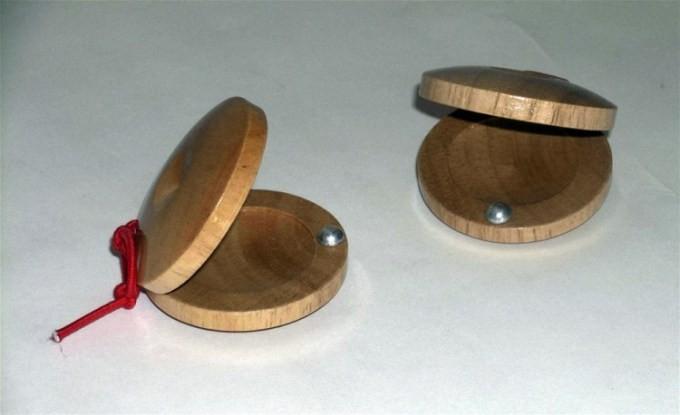 4. KASTANYET kastanyet adalah alat musik yang terdiri dari sepasang kepingan kayu keras cekung atau gading.