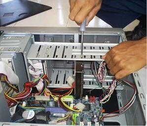 Perangkat komputer yang digunakan sebagai tempat untuk memasang atau meletakan seluruh rangkaian system komputer disebut