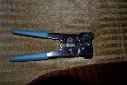 Gunting berguna untuk menggunting kabel bagian ujung yang