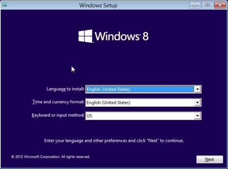 Windows 8 membutuhkan waktu beberapa saat untuk memuat file setup, di mana Anda akan melihat sebagian besar layar hitam, mirip dengan gambar yang di bawah ini.