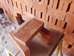 Untuk material dalam pembuatan dinding terdapat beberapa macam bahan yang digunakan, antara lain : - Bata Merah Merupakan unsur pembuatan konstruksi dinding yang terbuat dari tanah liat yang dicetak