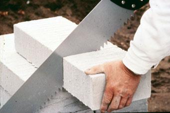 - Bata Hebel Merupakan bahan dinding yang memiliki berat cukup ringan, penggunaan bahan ini cocok digunakan pada lokasi dengan daya dukung tanah rendah karena beban terhadap fondasi tidak terlalu