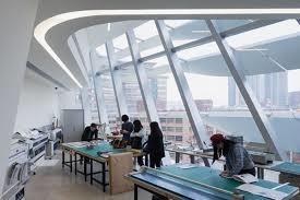 Pencahayaan alami pada bangunan dapat menggunakan bukaan seperti jendela, dinding kaca, penutup atap