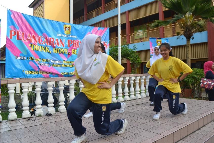 Pelajar SMK Puteri Ampang menunjukkan bagaimana untuk 'Move ' i.e. program berseman di sekolah mereka Bagi kawasan lembah Klang, SK Kampong Medan dan SMK Kota Kemuning muncul juara bagi kategori