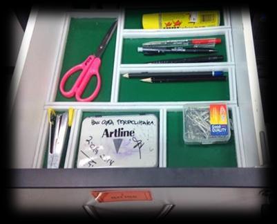 Menyusun alat tulis dengan kemas teratur di atas meja/ tray/dalam laci. 2.