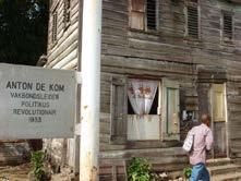 Symbolische betekenis psychiatrische inrichting Uit de biografische gegevens van Anton de Kom blijkt dat hij drie keer is opgesloten: in 1933 drie maanden in Fort Zeelandia (Suriname), in 1939 drie