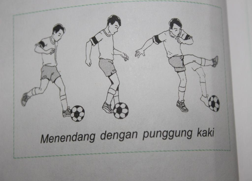 Latihan menendang bola yg bertujuan untuk menembakkan bola dengan keras tetapi arah bola sering kura